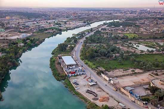 Irak, Al-Hilla. Panorama na N czesc miasta z widoczna rzeka Eufrat. Lotnicze.